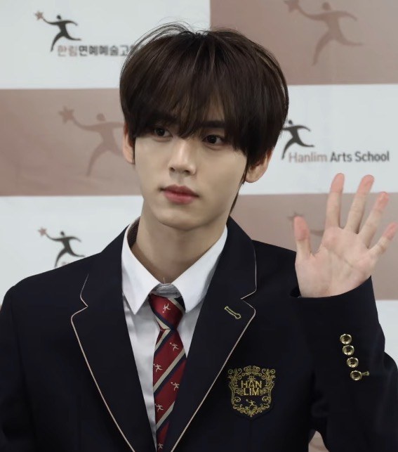 Han Yu-jin at his January 2026 Hanlim graduation in a dark blazer